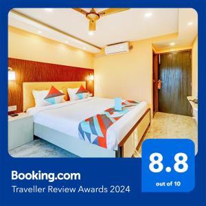 - une chambre d'hôtel avec un grand lit dans l'établissement FabExpress Step Inn, à Kolkata