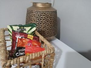 einen Korb mit Chips und einer Vase auf dem Tisch in der Unterkunft Oppi Draai Guesthouse in Oudtshoorn