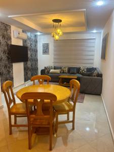 a living room with a table and chairs and a couch at le Lys apprt Oujda in Oujda