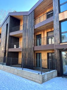 アンダロにあるANDALO RELAX APARTMENTの側面にバルコニーがある建物 +13枚の写真