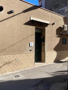 un edificio con una porta sul lato di I Cappuccini Suite a Palermo