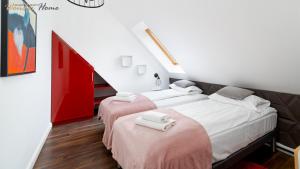 two twin beds in a room with a staircase at Wonder Home - Domki górskie z kominkami na kameralnym osiedlu - plac zabaw na terenie kompleksu in Karpacz