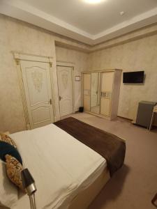 een slaapkamer met een groot bed in een kamer bij Karavan in Yakkasaray