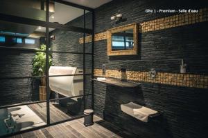Koupelna v ubytování Suite Wellness + 37 fotografií
