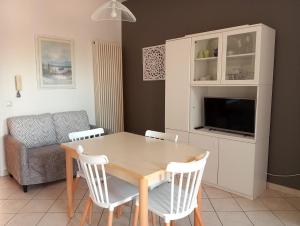 uma sala de estar com uma mesa e cadeiras e um sofá em Ariston Vacanze em Marina di Ravenna
