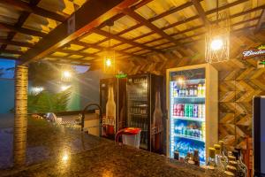 un bar con 2 neveras y una nevera para bebidas en Hotel Pousada Tribalista, en Arraial d'Ajuda