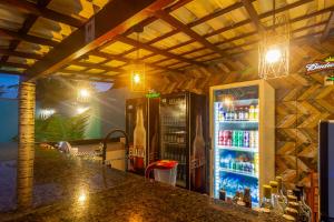 een bar met 2 koelkasten en een koelkast met drankjes bij Hotel Pousada Tribalista in Arraial d'Ajuda