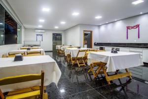 uma fila de mesas e cadeiras num restaurante em Hotel Pousada Tribalista em Arraial d'Ajuda