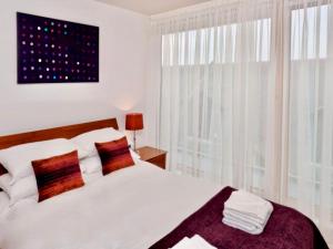 1 dormitorio con cama blanca y ventana en Your Space Apartments - Cambridge Place, en Cambridge
