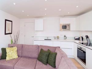 sala de estar con sofá y cocina en Your Space Apartments - Cambridge Place, en Cambridge