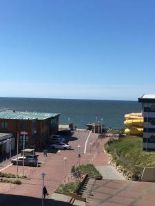 uitzicht op de oceaan met gebouwen en boten bij Atlantik, Whg 23, Seeseite in Westerland