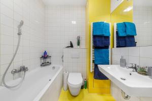 uma casa de banho com uma banheira, um WC e um lavatório. em Apartment in Prague N1 em Praga