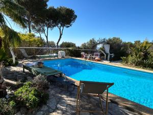 uma piscina com mesa e cadeiras ao lado em le lodge Saint Clair em Sète