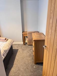 um quarto com uma cama, uma secretária e uma mesa em Aylestone em Leicester