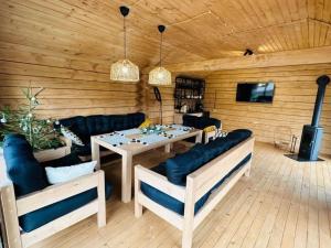 uma sala de estar com uma mesa e cadeiras num quarto em FRIENDS HOUSE - Ізки 33 em Nizhniy Studenyy