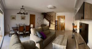 - un salon avec un canapé et une table dans l'établissement Casa Miravent, à Bellvei del Penedes