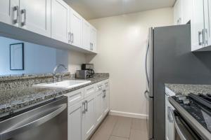 A kitchen or kitchenette at Upper West Side 1br w doorman nr park NYC-1219