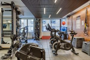 einen Fitnessraum mit mehreren Laufbändern und Kardiogeräten in der Unterkunft Upper West Side 1br w doorman nr park NYC-1219 in New York