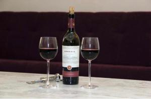 Nápoje v ubytování Excellent apartment in the Republic Square Pushkin 3