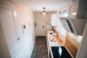a small room with a desk and a refrigerator at Le Bertrand • Le Raffinement en Cœur de Ville in Châteauroux