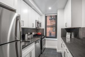 Küche/Küchenzeile in der Unterkunft Upper W Side 1BR w Doorman nr Central Park NYC-288