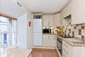 uma cozinha com um frigorífico branco e uma janela em Number 55 Apartment em North Berwick