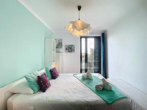 een slaapkamer met een bed met handdoeken erop bij Vista Mar by Atlantic Holiday in Caniço