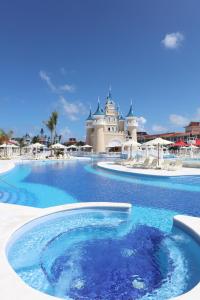 una gran piscina con un edificio en el fondo en Bahia Principe Fantasia Punta Cana - All Inclusive, en Punta Cana