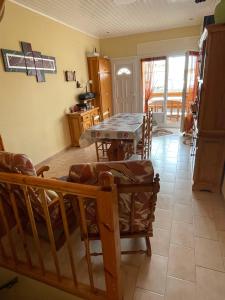 un comedor con mesa y sillas en una habitación en charme et simplicité de ce nouveau bien en Ampuriabrava