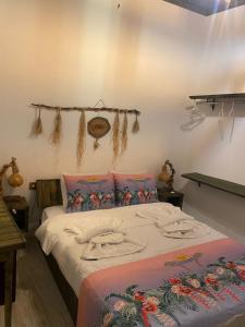 1 dormitorio con 1 cama con toallas en Scala Otel, en Cesme