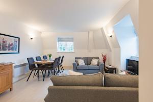 sala de estar con sofá y mesa en The Linen House by Bloom Stays, en Canterbury
