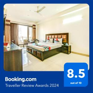 una camera d'albergo con letto e scrivania di FabExpress Hemkunt Residency Noida a Noida