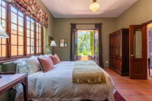 una camera con un grande letto e finestre di Kensington Views a Città del Capo