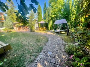 een tuin met een tent en een pad bij Dimanti in Ragaciems