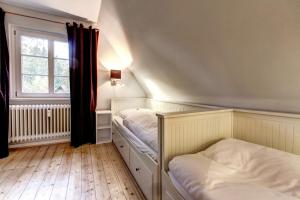 a bedroom with two beds and a window at Gut Thansen Forsthaus in Soderstorf