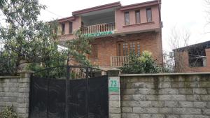 una casa con una puerta negra delante de ella en Fortuna 2024 en Kutaisi