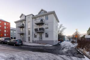 レイキャビクにあるDay Dream Apartments Laugavegur 139の雪道白いアパートメント