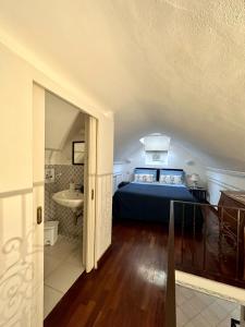 1 dormitorio con cama azul y lavamanos en Center Apartment Capri, en Capri