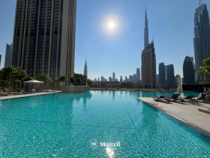 Bazén v ubytování Manzil - 2BR Apartment in Downtown with Burj View, 1km from Burj Khalifa and Dubai Mall nebo v jeho okolí