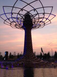 una gran escultura en el agua al atardecer en Hotel Del Riale, en Parabiago