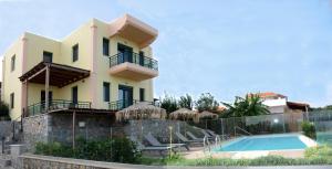 willa z basenem i domem w obiekcie Siena Pool Villa w mieście Koskinou