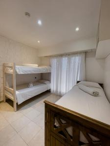 1 dormitorio con 2 literas y ventana en Casa Colinas en Mar del Plata