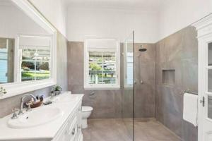 Pet Friendly Family Home In Brisbane - Relocations and Family Stays - Fast Internet - Parking - Netflix في بريزبين: حمام مع دش ومغسلة ومرحاض