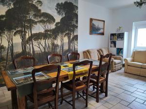 a dining room with a table and chairs at Chambres d'Hôtes "Les Hauts Vents" in Saint-Pol-de-Léon