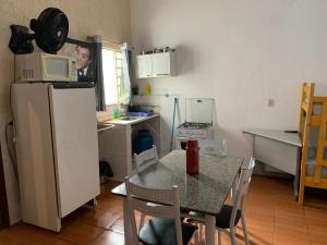 a small kitchen with a table and a refrigerator at 105 Apartamento exclusivo Wi-Fi in Brasilia