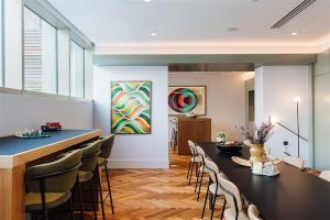 una sala da pranzo con tavolo e sedie di Lusso by Luisa - 2 Bed Modern Luxury Apartment in Central Birmingham (5*) a Birmingham