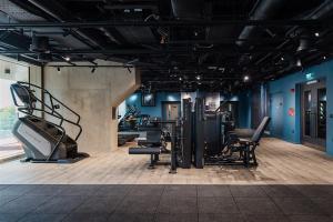 una palestra con tapis roulant e attrezzature per il fitness in una sala di Lusso by Luisa - 2 Bed Modern Luxury Apartment in Central Birmingham (5*) a Birmingham