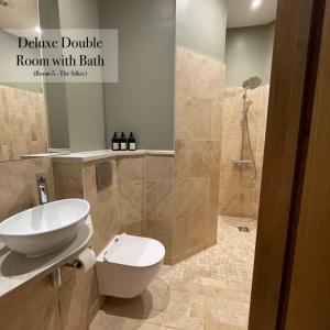 ein Badezimmer mit Dusche, Toilette und Waschbecken in der Unterkunft The Roost in Cullompton + 34 Fotos