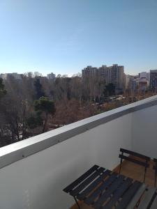 un banco en un balcón con vistas a la ciudad en Apartamentos La Pergola Castellón, en Castellón de la Plana