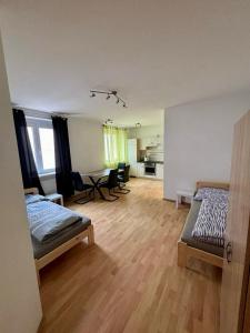 Zimmer mit 2 Betten und einem Tisch in der Unterkunft ADSA Apartment Linz in Linz